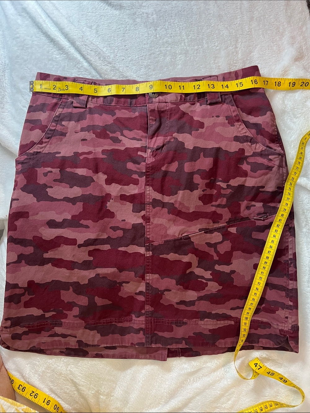 Duluth Trading Co Burgundy Camouflage Mini Skirt with built in shorts 8
